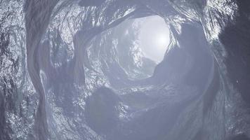 avanzando a través de un túnel de cueva oscura. ilustración 3d video