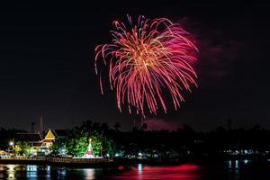 fuegos artificiales en el río en el cielo oscuro foto