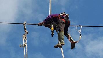 un técnico está reparando una falla en la fuente de alimentación foto