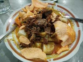 comida tradicional de indonesia llamada lontong foto