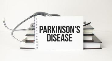 palabras médicas y de atención de la salud escribiendo concepto de letras tipográficas, enfermedad de parkinson