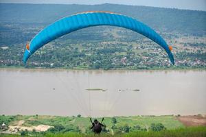 deporte de parapente en el río mekong nong khai, tailandia. foto