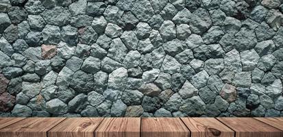 mesa vacía de madera clara con fondo borroso de pared de piedra foto