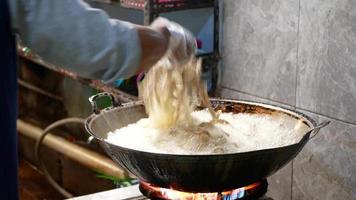 faire du keripik usus ayam ou de l'intestin de poulet croustillant à la maison. est un intestin de poulet transformé qui est transformé en chips. il a un goût salé et a une texture croquante qui peut être utilisée comme collation