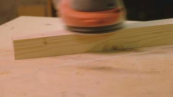 The master grinds the boards cut with a circular saw with a grinding machine video