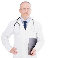 Médico varón maduro posando con estetoscopio sobre fondo blanco aislado
