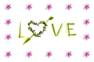 corazón de palabra amor con flecha hecha de flores y hojas. concepto de amor foto