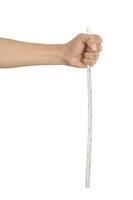 mano del hombre sosteniendo la cuerda aislada en un fondo blanco. con trazado de recorte. foto