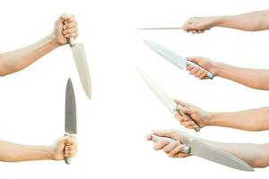 colección de mano sosteniendo cuchillo inoxidable aislado sobre fondo blanco con trazado de recorte.