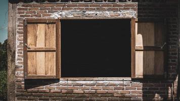 ventana de una vieja casa abandonada. aterrador. concepto de lugar aterrador. foto