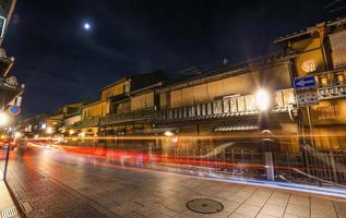 kyoto, japón, 9 de agosto de 2019. calle antigua en el mundialmente famoso sitio patrimonial distrito de gion en la ciudad de kyota. foto