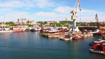 sebastopol, crimea-5 de junio de 2018 paisaje marino con barcos en el muelle. video