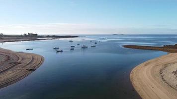 drone yendo hacia atrás y hacia arriba en el aire, hermoso paisaje marino video