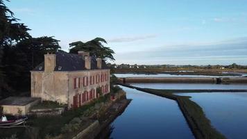 dron que va hacia atrás, la casa y los alrededores revelan video