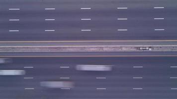 vista aérea do tráfego na estrada com muitos carros hyper lapse video