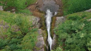 een grote waterval midden in het regenwoud. luchtbeelden van een hoge waterval. filmische luchtfoto van de natuur. video