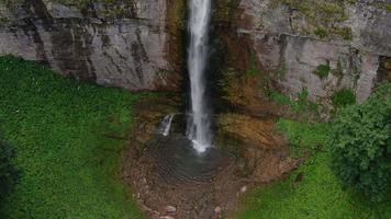 ein großer Wasserfall mitten im Regenwald. Luftaufnahmen eines hohen Wasserfalls. filmische Luftaufnahme der Natur. video