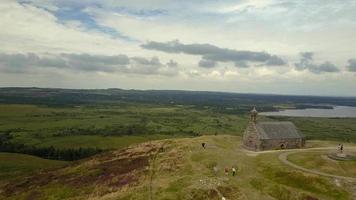 vista aérea del mont saint-michel de brasparts en bretaña video