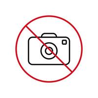 Prohibir el icono de línea negra de la cámara fotográfica. símbolo de parada roja de fotografía. no se permite la imagen de captura de cámara de zona prohibida pictograma de contorno. Precaución cámara de fotos zona prohibida. ilustración vectorial aislada. vector