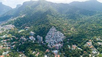 favela, tugurio brasileño en la ladera de una colina en río de janeiro foto