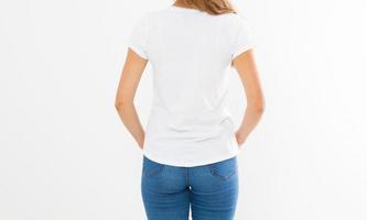 mujer con camiseta blanca simulada aislada, camiseta femenina, camiseta en blanco foto