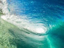 gran ola de surf en tahití durante un gran oleaje