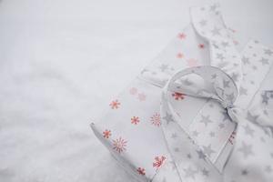 regalo de navidad, caja de navidad, fondo de navidad, paisaje invernal abstracto con copos de nieve para el concepto de navidad con espacio de copia foto