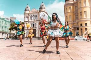 recife, pernambuco, brasil, abril de 2022 - bailarines frevo en el carnaval callejero foto