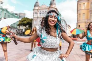 recife, pernambuco, brasil, abril de 2022 - bailarines frevo en el carnaval callejero foto