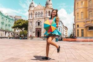 recife, pernambuco, brasil, abril de 2022 - bailarines frevo en el carnaval callejero foto