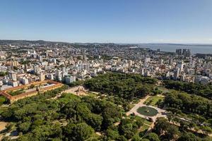 vista aerea de porto alegre, rs, brasil. foto aérea del parque redencao.