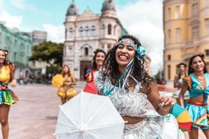 recife, pernambuco, brasil, abril de 2022 - bailarines frevo en el carnaval callejero foto