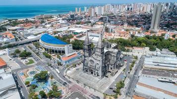 fortaleza, ceara, brasil, octubre de 2019 - catedral metropolitana en fortaleza. la obra tardó cuarenta años en completarse a partir de 1938 y fue inaugurada en 1978. iglesia brasileña. foto