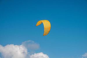 paracaídas de kitesurf vuela en el cielo foto