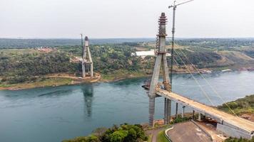 minas gerais, brasil, abril de 2020 - puente en la zona trifronteriza entre paraguay, argentina y brasil foto