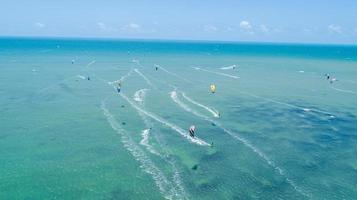 playa de cumbuco, lugar famoso cerca de fortaleza, ceará, brasil. vista aérea. playa de cumbuco llena de kitesurfistas. lugares más populares para el kitesurf en brasil, los vientos son buenos todo el año. foto