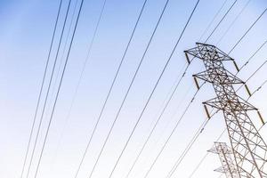 torres de línea eléctrica y cielo foto