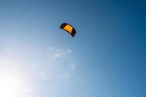 paracaídas de kitesurf vuela en el cielo foto