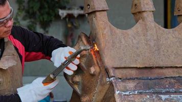 travailleur coupant de l'acier avec un chalumeau à gaz. homme coupant de l'acier avec du propane et de l'oxygène. processus qui utilisent des gaz combustibles et de l'oxygène pour souder et couper des métaux.