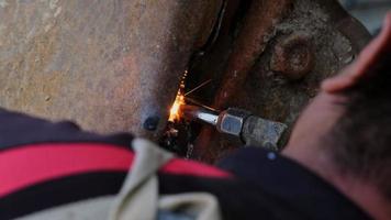 trabalhador cortando aço com maçarico a gás. homem cortando aço com propano e oxigênio. processos que usam gases combustíveis e oxigênio para soldar e cortar metais. video