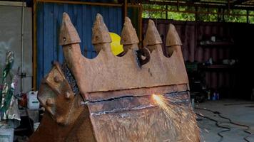 werknemer snijden staal met een gastoorts. man snijden staal met propaan en zuurstof. processen die brandstofgassen en zuurstof gebruiken om metalen te lassen en te snijden. video