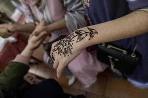 tatuaje de henna en la mano foto