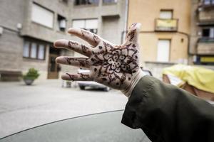 tatuaje de henna en la mano foto