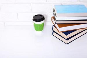 literatura educativa y una taza de café en un salón de clases. copie el espacio y el enfoque selectivo foto