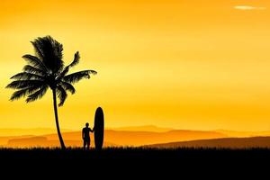 los surfistas de silueta escuchan en la playa con cocoteros por la mañana. foto