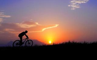 hombre con bicicleta y viajes de aventura foto