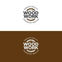 conjunto de logotipo de trabajo en madera con madera aserrada aislada en el fondo para maestro de madera vector