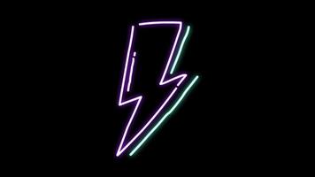 animatie paars neonlicht bliksem effect op zwarte achtergrond. video