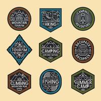 logotipo de camping con estilo de color con montañas, carpa, pescado, mochila, campamento y árboles para explorar el emblema vector