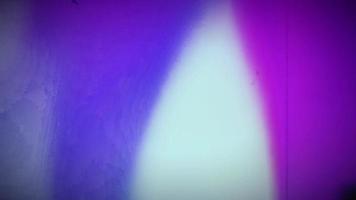 perdita di luce viola realistica su sfondo nero. video